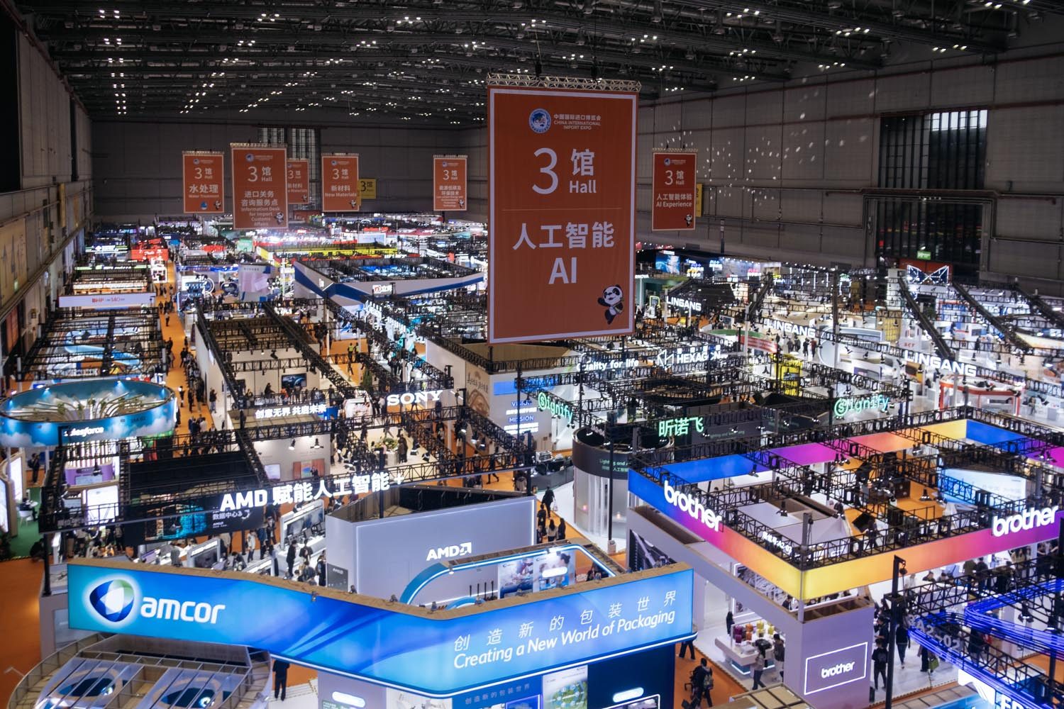 Halls d'exposition du National Exhibition and Convention Center de Shanghai pendant le CIIE